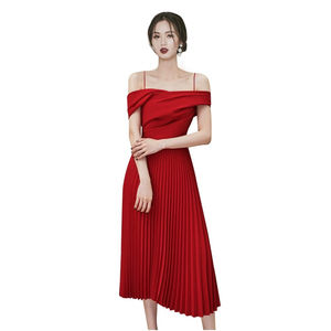 เดรสจีบสีแดงสายเดี่ยว ดีไซน์เก๋สำหรับสาวๆ ที่มีสไตล์ - Product Image 1