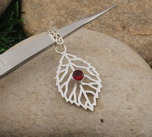 Charmes en grenat rouge naturel, argent sterling 925 plaqué platine, collier minimaliste vintage simple et délicat, pierre précieuse unisexe, janvier - Product Image 2