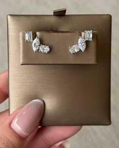 Pendientes de tuerca con tres piedras de oro macizo de 14k y 18k, con diamantes cultivados en laboratorio de esmeralda ovalada y marquesa, joyería fina elegante para uso diario. - Product Image 3