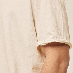 T-shirts beiges premium pour hommes, bords bruts, ourlet vieilli, nouveaux t-shirts en coton, vente en gros pour les marchés américain et européen. - Product Image 6