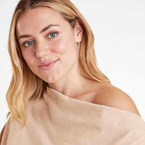 Camiseta de Algodón de Alta Calidad para Mujer, Estilo Casual, Sexy, con Cuello Diagonal y Hombros Descubiertos, Transpirable, con Logotipo Personalizado - Product Image 5