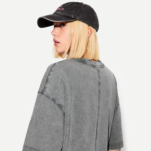 เสื้อยืดผู้หญิงสีดำล้วน ทรงปกติ แขนสั้น สวมใส่สบาย ผ้าฝ้าย 100% คอกลม ระบายอากาศได้ดี เป็นมิตรกับสิ่งแวดล้อม น้ำหนัก 200 กรัม ทรงไหล่ตก - Product Image 2