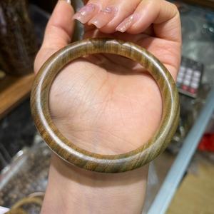 Brazalete de Madera Tallada de Diseño, Acabado Natural, Hecho a Mano, Estilo Moderno Vintage - Product Image 4