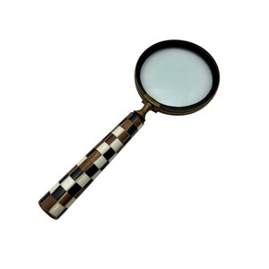 Loupe de poche de qualité supérieure avec poignée en imitation os et cadre métallique finition argentée pour la lecture de livres, journaux et cartes - Product Image 6