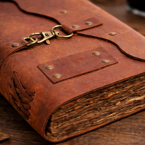 Carnet artisanal en cuir marron épais avec stylo - Livre des Ombres vintage et carnet de croquis en papier à bords festonnés antique pour les voyages - Product Image 3
