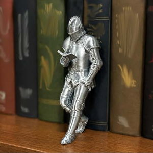 Statue de chevalier antique en argent avec détails en filigrane doré, mains appuyées sur l'épée, art, disponible à prix de gros. - Product Image 2