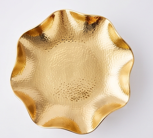 Bol en métal doré martelé fait main avec bord ondulé, design élégant et poli, idéal pour servir des aliments lors de fêtes, centre de table décoratif - Product Image 3