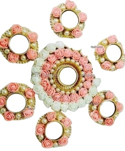 Centre de table décoratif léger et écologique en bois fait main indien, motif traditionnel multicolore, avec pompon floral, pour mariage et thé - Product Image 1