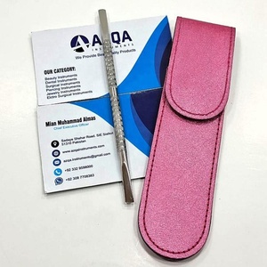 Empujador de cutículas profesional de acero inoxidable de doble punta con limpiador de uñas y estuche rosa para manicura y cuidado de uñas - Product Image 5