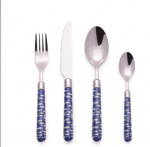 Ensemble de couverts modernes avec manches à motif de poisson bleu, couteau, fourchette et cuillère en acier inoxydable, compatibles lave-vaisselle, pour la restauration et les événements. - Product Image 1