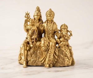 Estatua de Shiv Parivar de Latón Puro de Jaipur Metals |   Diseño Tradicional Hecho a Mano |   Regalo Religioso para Decoración del Hogar |   8x5.5x8cm 153g - Product Image 1