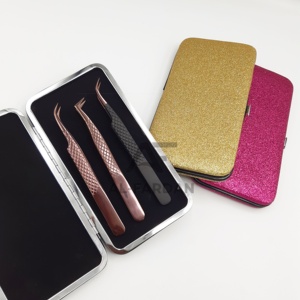 Pince à cils en acier inoxydable japonais couleur or rose plasma, avec étui magnétique, à pointe incurvée robuste - Product Image 1