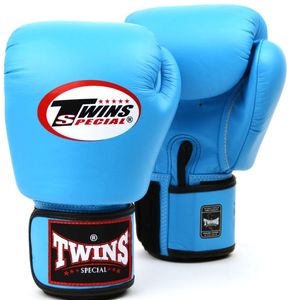 Ensemble de gants de boxe Muay Thai et protège-tibias Twins en cuir premium, respirant, léger, avec sangle de poignet réglable et poignées anti-humidité - Product Image 5