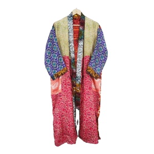 Robe kimono en soie vintage, douce et confortable, faite à la main, robe kimono en soie patchwork vintage, longue robe de chambre, paréo de plage - Product Image 1