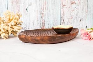 Grand plateau de service en bois irrégulier et assiette, finition polie, compatible lave-vaisselle, design minimaliste pour usage hôtelier et de restaurant - Product Image 1