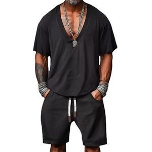 Conjunto de camiseta y pantalones cortos con cuello en V para hombre, conjunto informal de color sólido, ajuste holgado, traje de verano con cintura con cordón y bolsillos laterales - Product Image 3