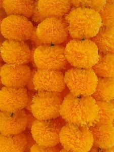 Guirlande de fleurs artificielles de haute qualité, jaunes et oranges, longues, en forme de marigold, pour décoration suspendue, mariage indien, décoration Haldi - Product Image 4