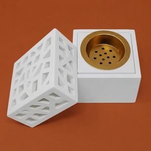 Caja Cuadrada Blanca de Madera para Incienso con Rejilla Geométrica Tallada, Tapa Desmontable y Copa de Metal Dorado para Fragancias - Product Image 1