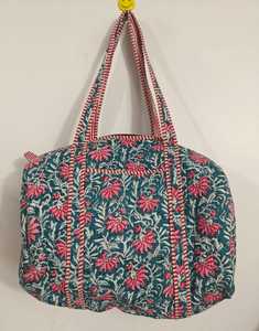 Bolsa de Lona Acolchada de Algodón Ecológico con Estampado Floral Hecho a Mano, Diseño Boho de Lujo para Fin de Semana, Ligera y con Cierre - Product Image 1