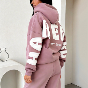 Survêtements personnalisés pour femmes, grammage lourd 500 GSM 350 GSM, en molleton polyester/coton, avec broderie, comprenant un sweat à capuche oversize et un short - Product Image 1