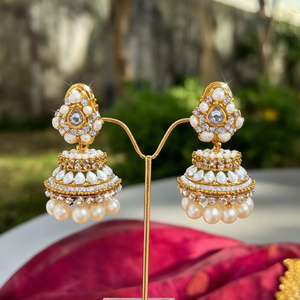 ต่างหูแบบจุมกีประดับทองคำและมุก รุ่น 10574444WH เครื่องประดับมุกสุดหรู - Product Image 3