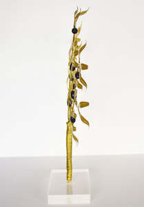 Escultura Decorativa de Olivo en Metal con Frutos Negros y Acabado Dorado Texturizado, Elegante Arte Botánico de Mesa sobre Mármol - Product Image 3