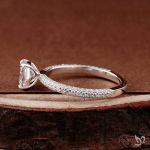 Bague en or blanc 10K avec trois rangs de diamants de laboratoire taille coussin allongée 1 carat, style minimaliste, cadeau de mariage pour femme - Product Image 3
