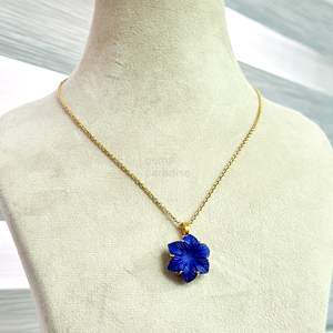 Collar con colgante de flor de lapislázuli AAA para mujer, colgante de flor de cristal de lapislázuli tallado a mano, venta al por mayor. - Product Image 2