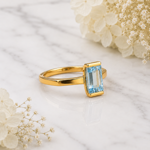 Bague Solitaire Classique pour Femme en Argent Sterling 925 Massif Plaqué Or Jaune avec Topaze Bleue et Pierre Précieuse Baguette Sertie en Bezel – Vente en Gros - Product Image 2
