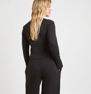 Conjunto de Dos Piezas para Mujer: Sudadera Oversize con Cuello Redondo y Pantalones Anchos, Fabricante de Marca Privada con Logotipo Personalizado, OEM con Logotipo Personalizado - Product Image 4