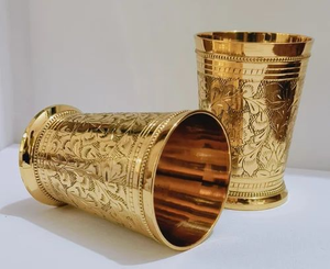 Vaso de latón grabado con motivos florales, vajilla decorativa de metal, regalo disponible a precio directo de fábrica. - Product Image 4