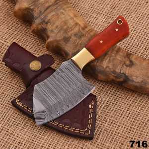 Couteau de chasse à lame fixe en acier Damas, pointe en forme de goutte, manche en résine, fourreau en cuir durable pour plus de sécurité, qualité 100 %. - Product Image 1