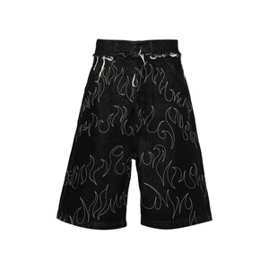 Shorts en jean pour homme personnalisés, noirs, brodés flamme, respirants, délavés légers, taille mi-haute, patchwork, coupe large, streetwear, à bords bruts - Product Image 1