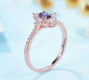 แหวนหมั้นอเล็กซานไดรต์ แหวนเงินแท้ 925 แหวนพลอยอเล็กซานไดรต์เปลี่ยนสี รูปทรงลูกแพร์ แหวนพลอยประจำเดือนเกิดอเล็กซานไดรต์ - Product Image 2