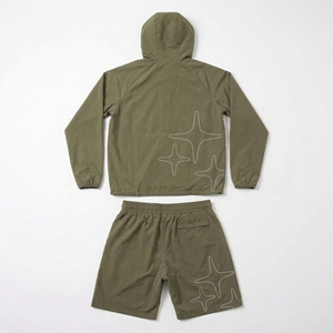 Chándal Moderno Color Verde Oliva |   Conjunto de Chaqueta Ligera con Capucha y Pantalones Cortos - Product Image 2