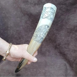 Cuerno Vikingo Artesanal para Beber, Cuerno de Buey Real con Soporte, Grabado Profundo con Runas, Decoración de Bar, Regalo - Product Image 3