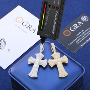 Pendentif Croix en Argent 925 et Moissanite - Bijou Chrétien Classique, Pendentif Croix Entièrement Sertie, Bijou de Foi Fait Main - Product Image 4