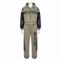 Ensemble de survêtement deux pièces pour femme : sweat à capuche court zippé avec broderies vintage et empiècements contrastants, et pantalon de survêtement large