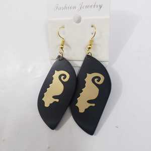 Boucles d'oreilles blanches en laiton plaqué or et résine | Boucles d'oreilles à la mode faites à la main | Bijoux de mode pour femmes - Product Image 4