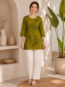 Ensemble Kurti en coton vert brodé pour femmes avec pantalon blanc, tenue décontractée d'été, coupe ample, style indien pakistanais - Product Image 1