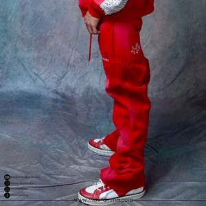 Pantalon de survêtement évasé pour homme en molleton 100% coton épais, effet délavé soleil, avec logo personnalisé et broderie - Product Image 3