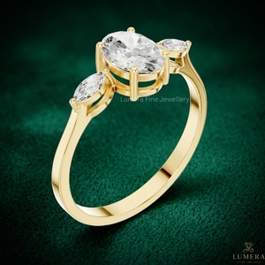 Anillo Minimalista con Diamante Ovalado Cultivado en Laboratorio, Anillo Trilogía con Piedras Laterales de Corte Marquesa, Anillo con Corte Cónico y Engaste de Cesta Abierta - Product Image 3