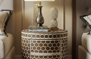 Table d'appoint de sol légère et personnalisée Belladec, design floral, en os incrusté, faite à la main, à deux tiroirs, pour intérieur - Product Image 4