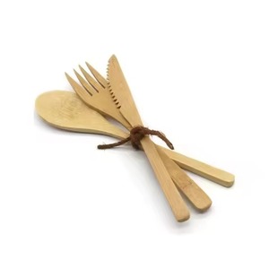 Juego de utensilios para ensalada de madera natural tallada a mano: tenedor, cuchara y espátula con mangos de corteza de abedul - Product Image 2