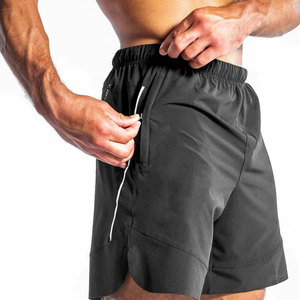 Shorts de sport noirs pour hommes, taille mi-haute, élastiques, séchage rapide, avec bande latérale, en tissu polyester tissé - Product Image 3