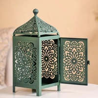 Lanterne marocaine vert sauge avec découpe florale complexe, porte-bougie en métal pour une décoration élégante de table à la maison