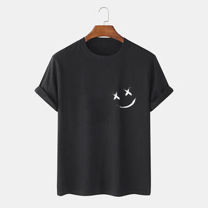 Camiseta de Hombre con Estampado de Cara Sonriente Azul Claro, 100% Algodón, Manga Corta, Cuello Redondo, Estilo Casual Urbano - Product Image 3