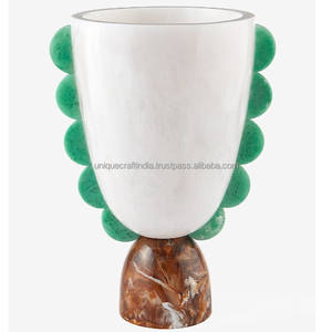 Vase moderne en résine jaune en forme de U avec base en marbre |   Vase à fleurs sculptural artisanal pour la décoration intérieure contemporaine - Product Image 4