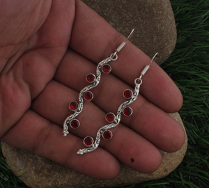 Pendientes Colgantes de Lujo al por Mayor con Diseño de Ola y Enredadera, Chapados en Plata, con Circonita Cúbica y Múltiples Piedras Curvadas, Regalo de Compromiso - Product Image 5