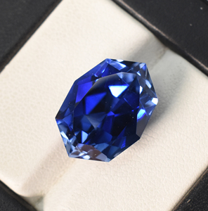 Saphir bleu royal de laboratoire, taille fantaisie hexagonale 18x13 mm, 18,80 carats, pierre précieuse non montée pour la création de bijoux - Product Image 2